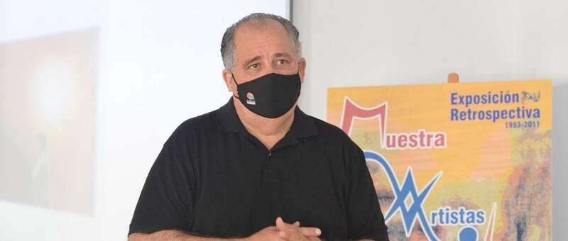 El concejal Juan Martel en el acto inaugural de la exposición retrospectiva de la Muestra de Artistas Jóvenes/Francisco Javier Santana.